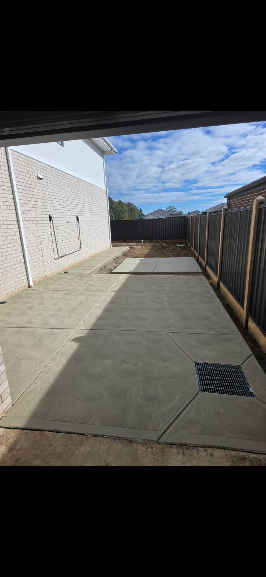 Side yard slab with drainage — Taylors Lakes